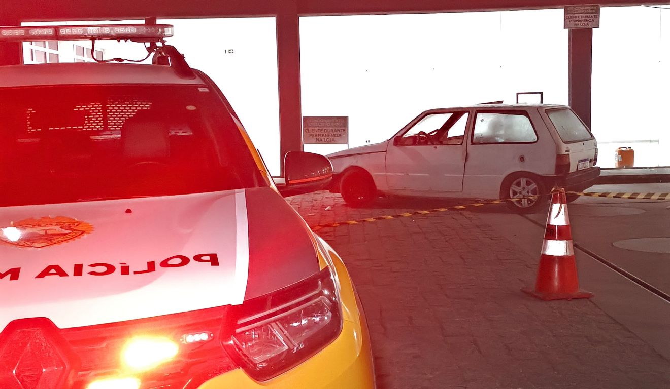 carro onde o homem morreu a tiros em posto de combustíveis