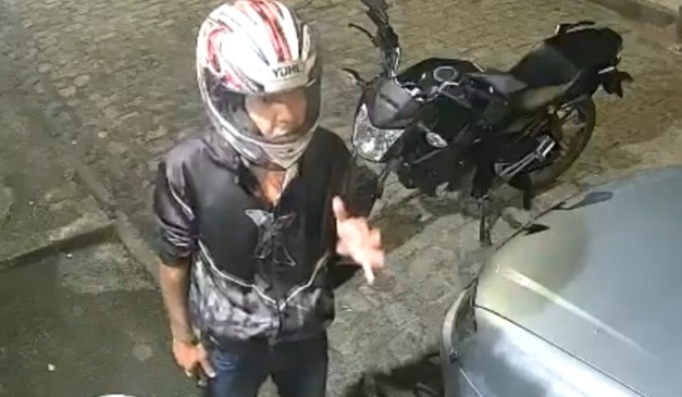 Homem com arma na mão durante assalto