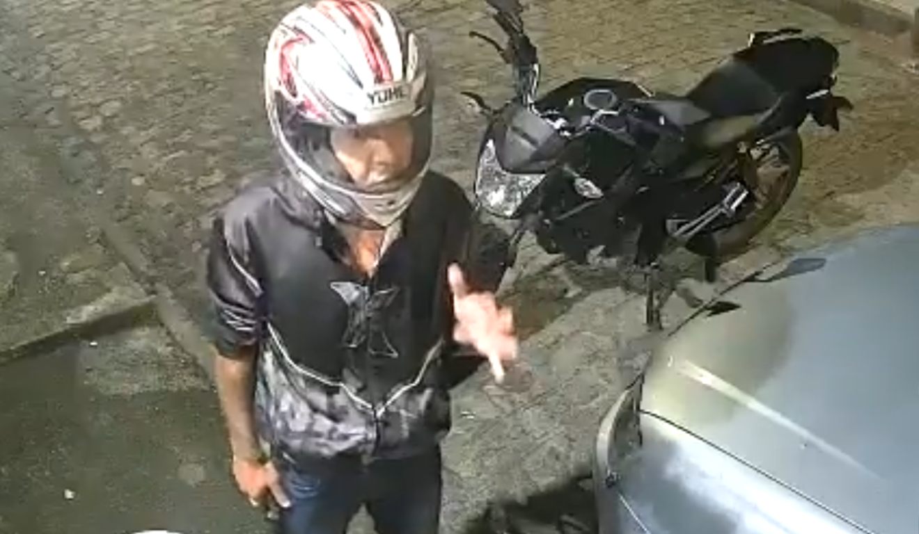 Homem com arma na mão durante assalto