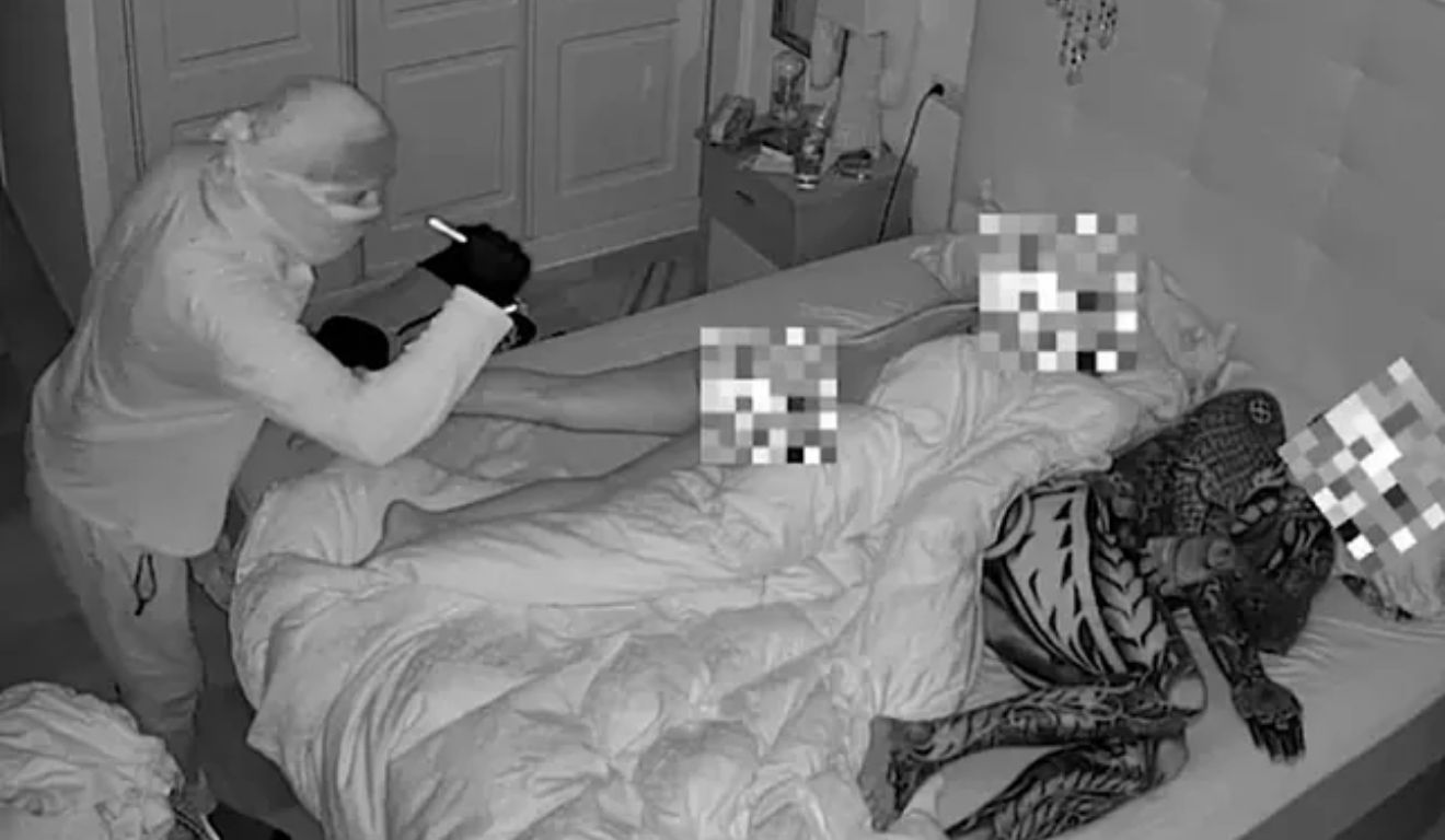 momento em que o homem observa a mulher dormindo sem roupa