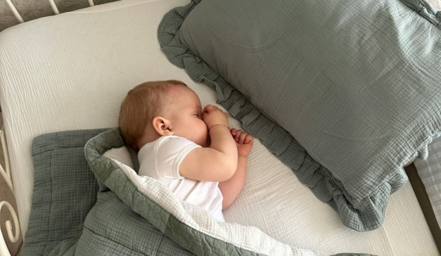 bebê dormindo para ilustrar quantas horas de sono eles precisam para dormir