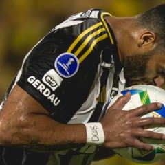 Hulk beija a bola antes do pênalti no primeiro jogo com o Bucaramanga.