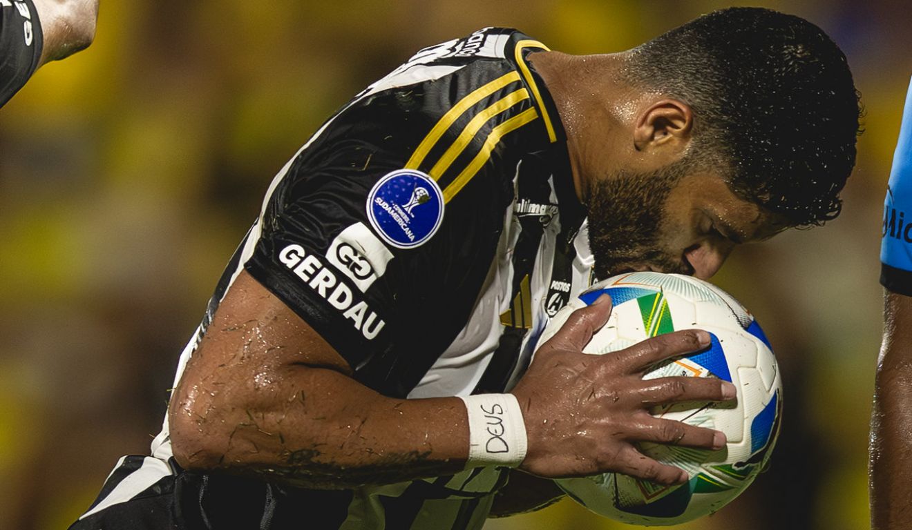 Hulk beija a bola antes do pênalti no primeiro jogo com o Bucaramanga.