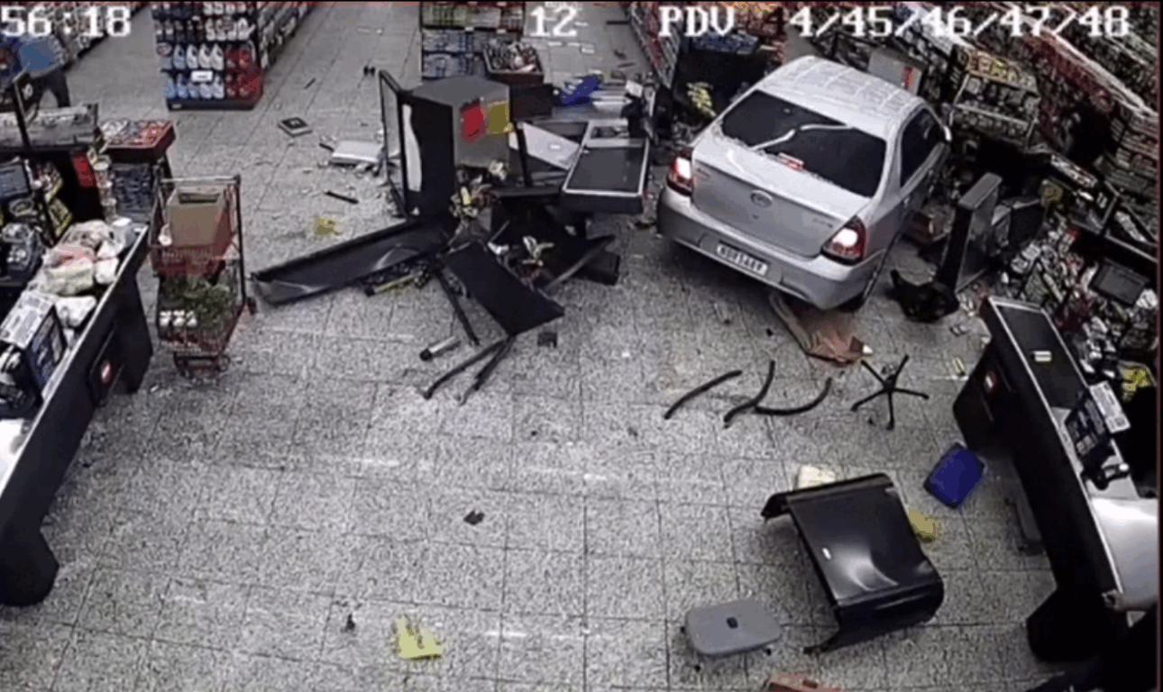 carro dentro do supermercado com idosos