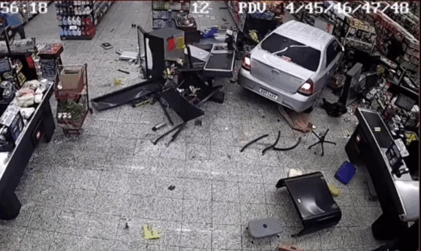 carro dentro do supermercado com idosos