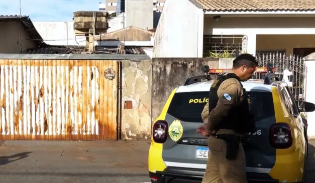 polícia na frente da casa do idoso morto encontrado com mordaça