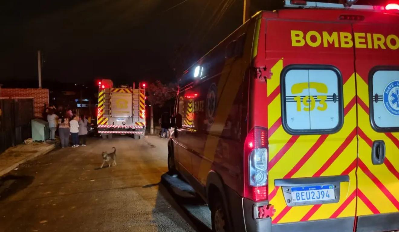 Equipes do Corpo de Bombeiros estiveram no incêndio em Campo Largo