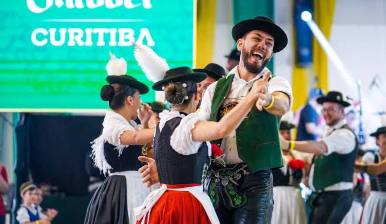Casal dançando na Oktober Curitiba.