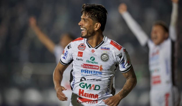 Índio comemora o primeiro gol do Operário contra o Atlético-GO.