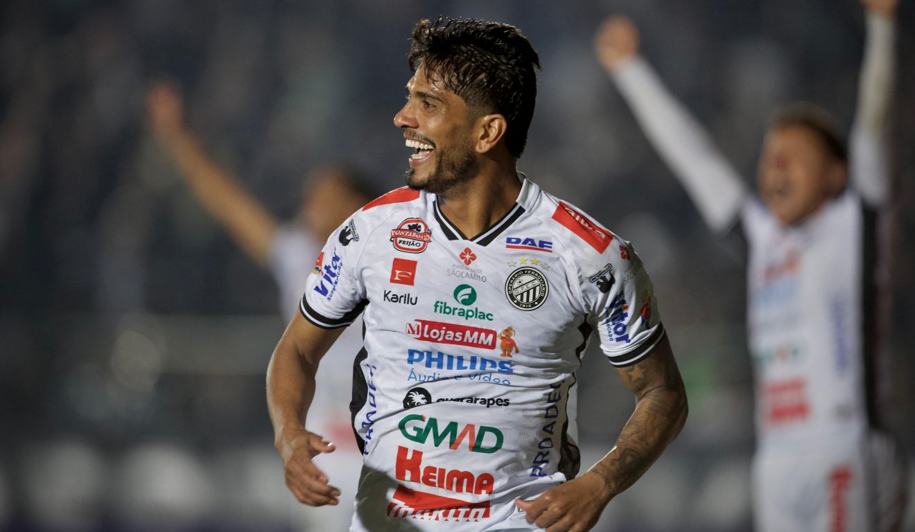 Índio comemora o primeiro gol do Operário contra o Atlético-GO.