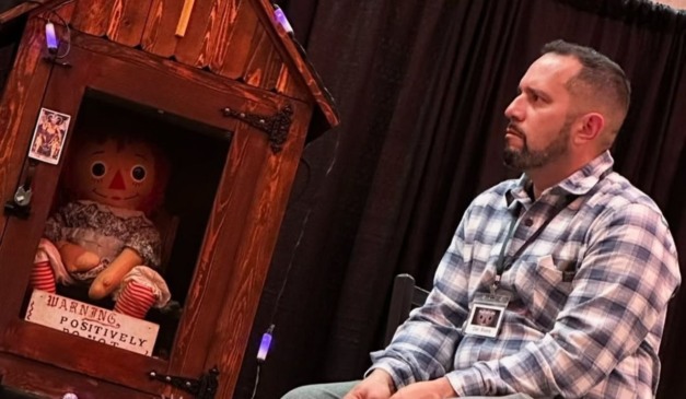 Investigador paranormal Dan Riviera e boneca Annebelle