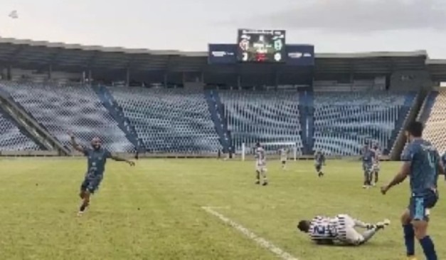 Jogador caiu assim que sentiu a linha. (Foto: Reprodução/ Redes sociais)