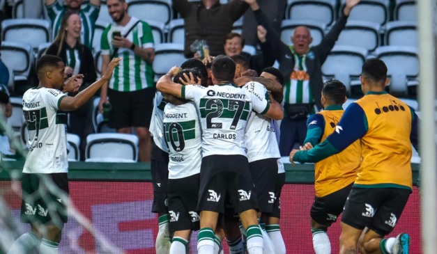 Jogadores do Coritiba comemoram gol no Couto Pereira