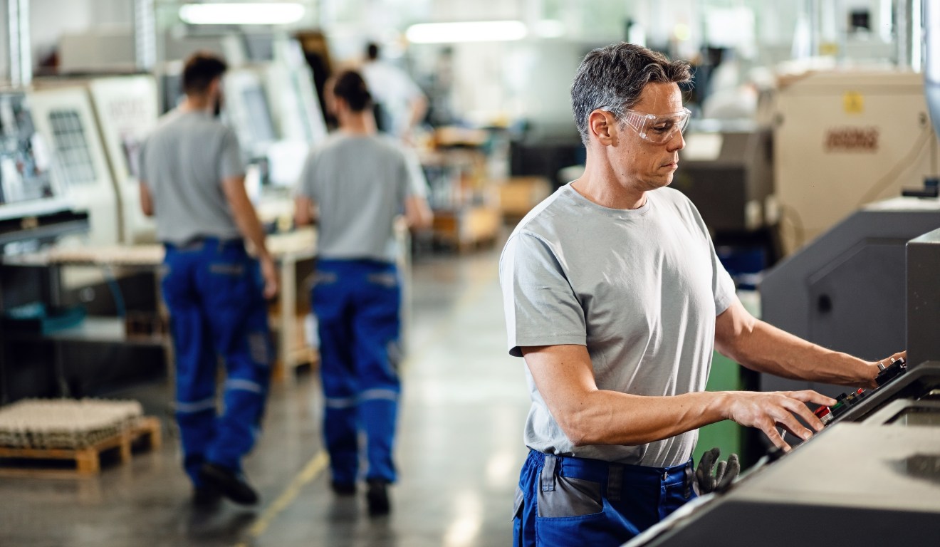 homem trabalhando em fábrica em jornada 6x1