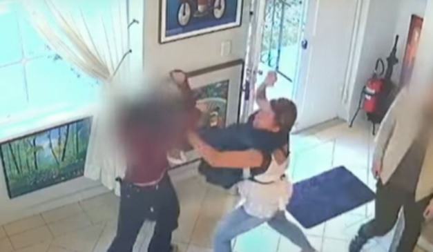 momento em que a mulher agride a jovem por ela estar sem sutiã