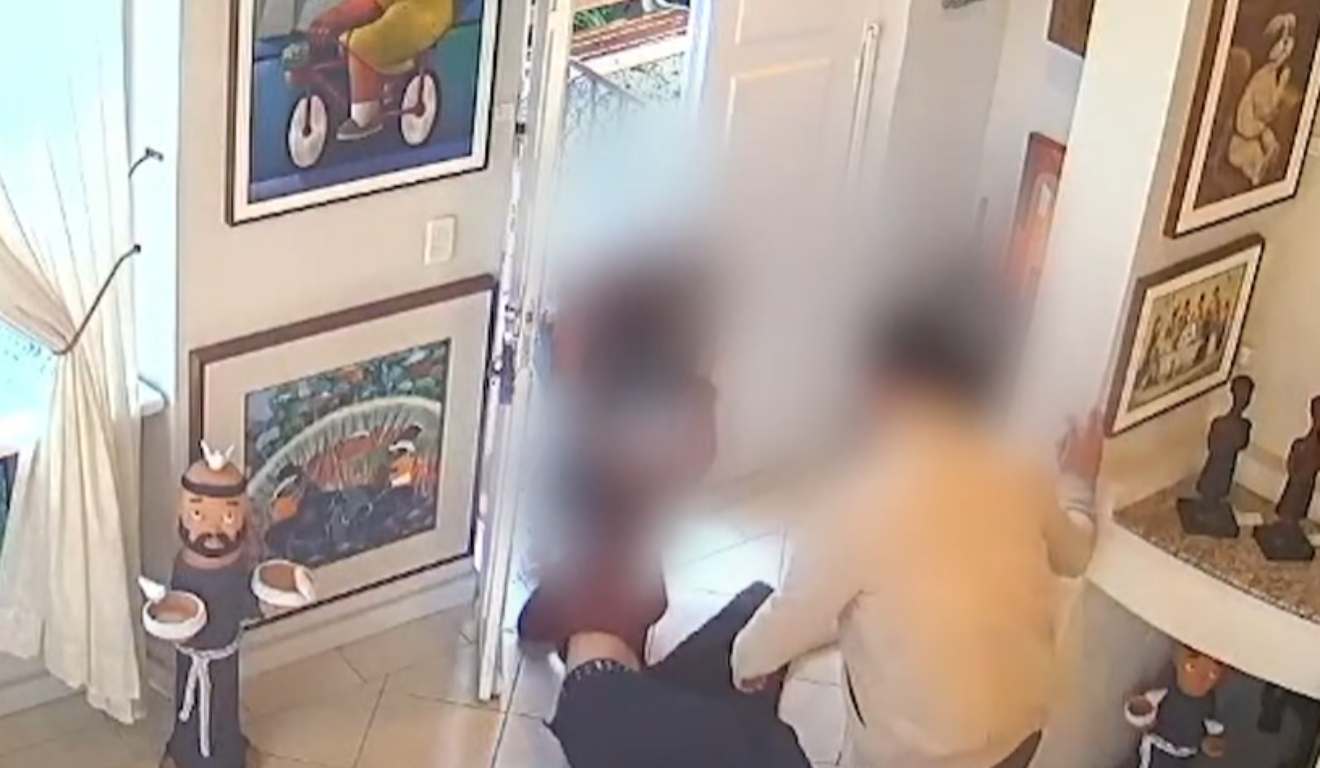 Momento em que a jovem é agredida por não usar sutiã em Curitiba