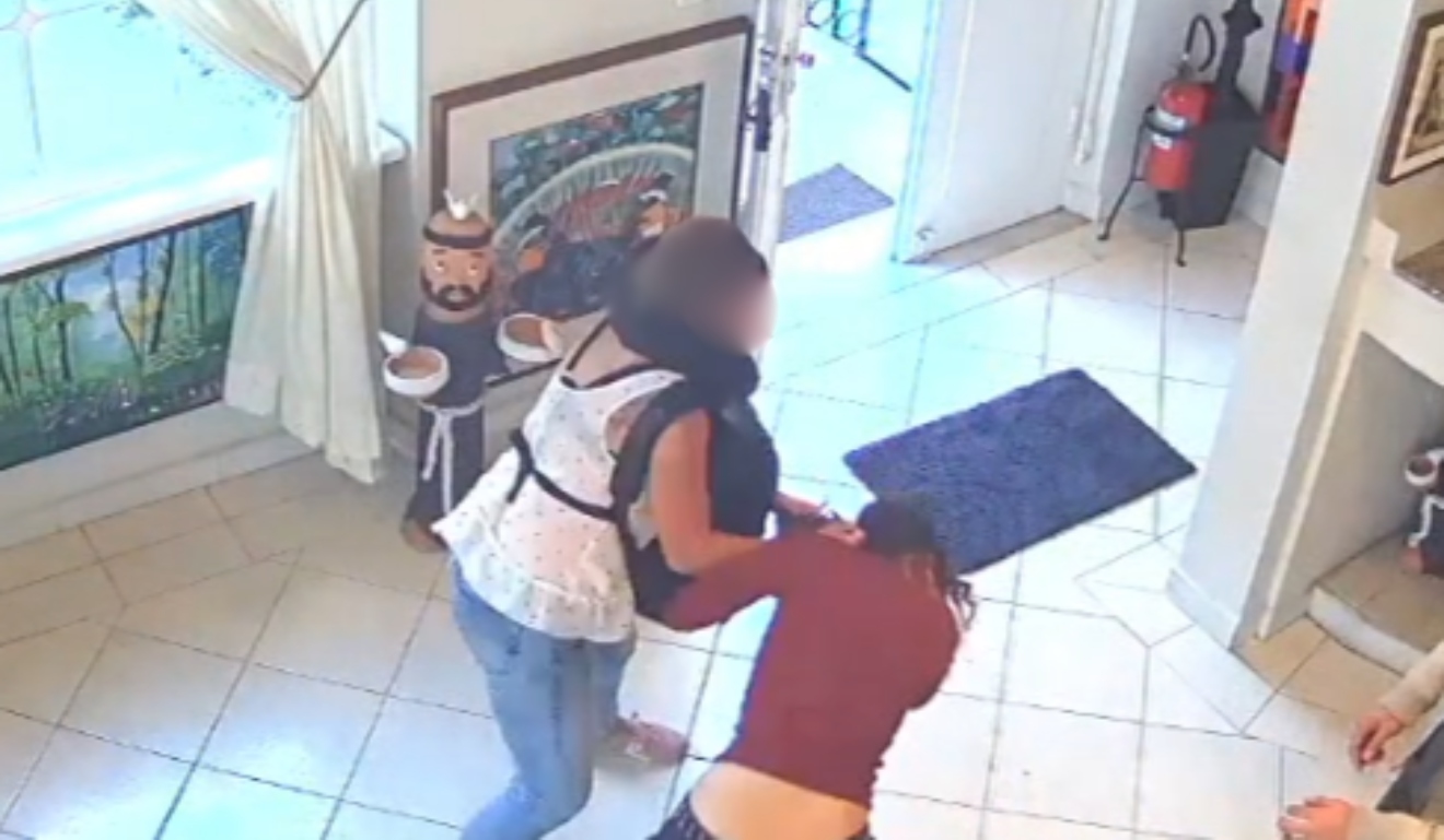 Mulher agrediu jovem dentro da galeria de arte