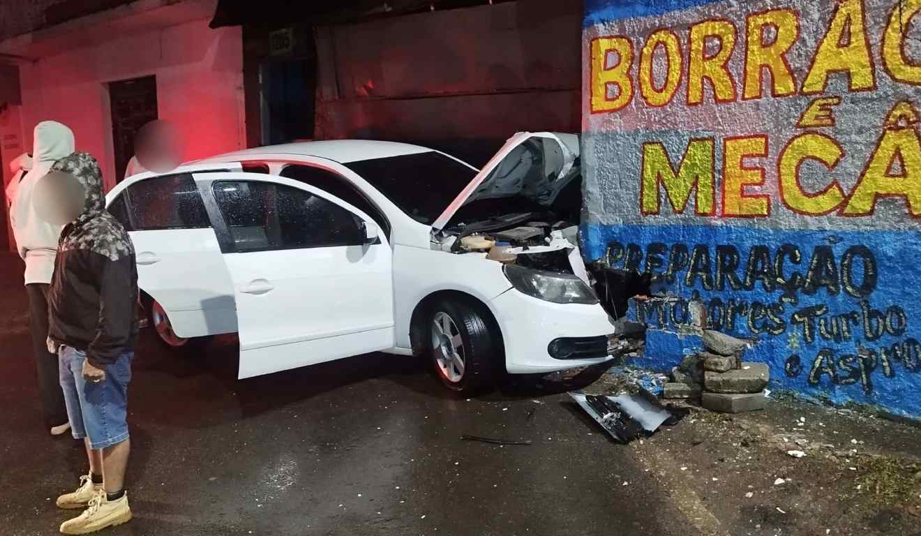 carro batido em muro de oficina após jovem perder o controle