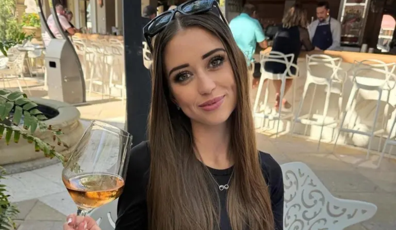 Jovem encontrada morta embarcação luxo posa com taça antes da tragédia