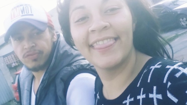 Jovem espancada até a morte aparece sorrindo ao lado do namorado suspeito