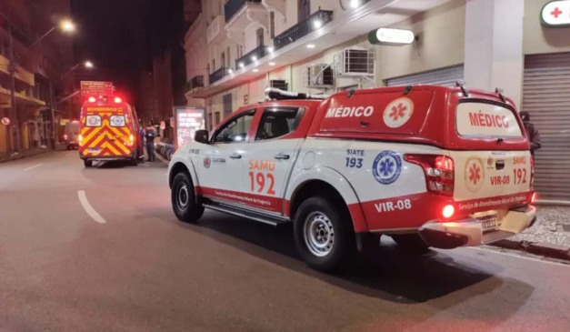 Samu e Siate atendendo ocorrência onde jovem simulou atropelamento