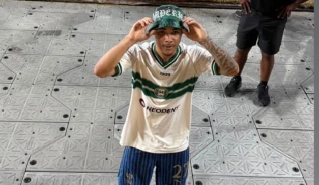 Kaio César comemora a classificação do Al-Hilal com a camisa do Coritiba.