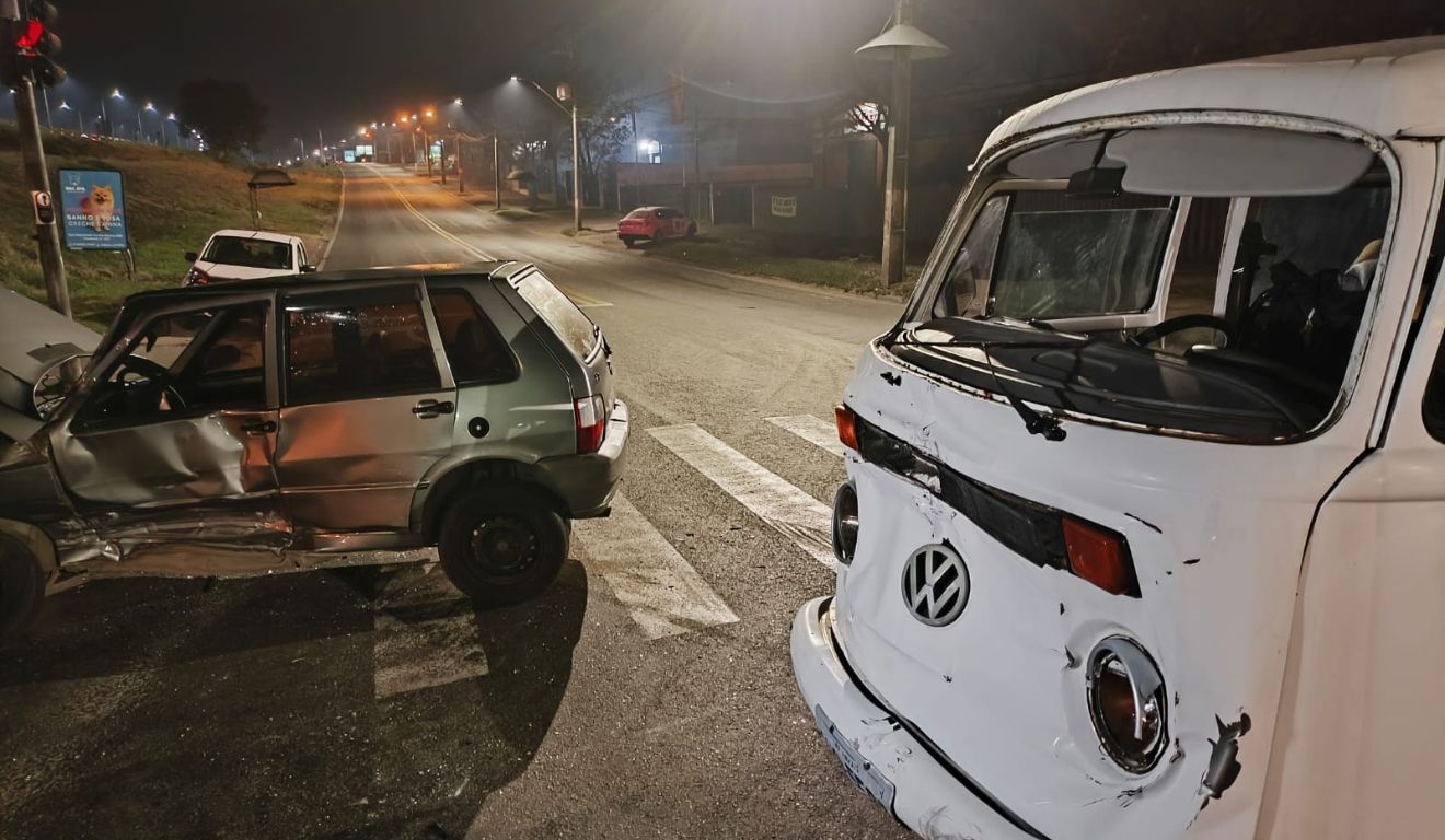 kombi que avançou o sinal vermelho e o carro que foi atingido