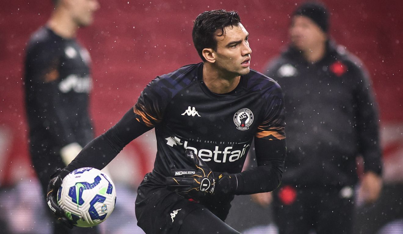 Léo Jardim, goleiro do Vasco, no aquecimento antes do polêmico jogo com o Internacional.