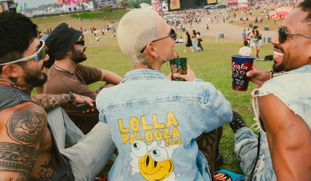 mulher com jaqueta do Lollapalooza