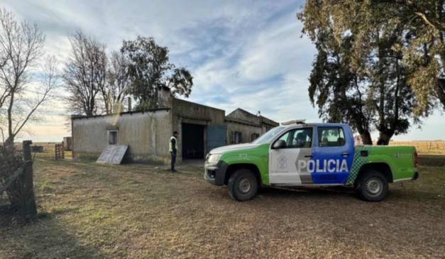 Equipe de investigação em frente à casa.
