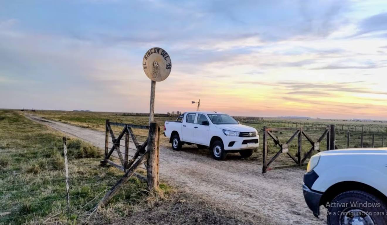 Equipe de investigação em frente à casa.