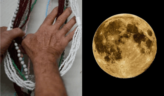 Imagem de uma pessoa segurando guias da umbanda e da lua.