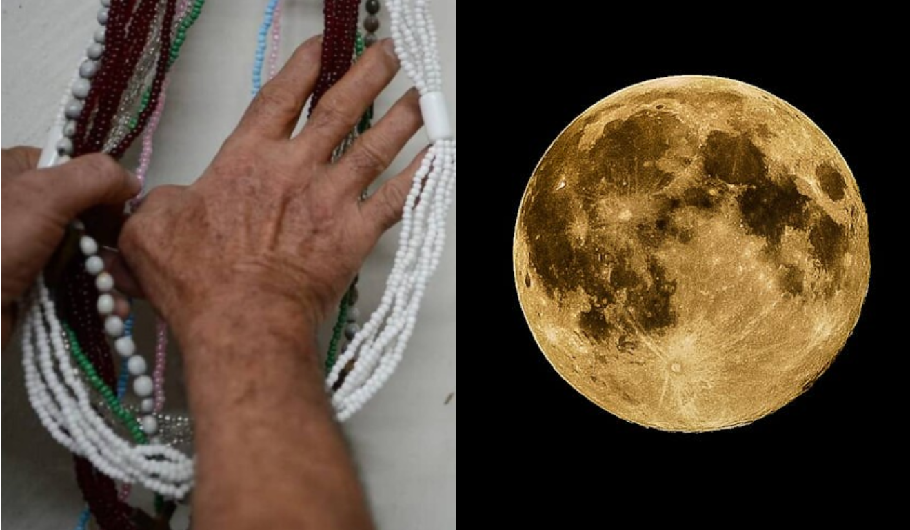 Imagem de uma pessoa segurando guias da umbanda e da lua.