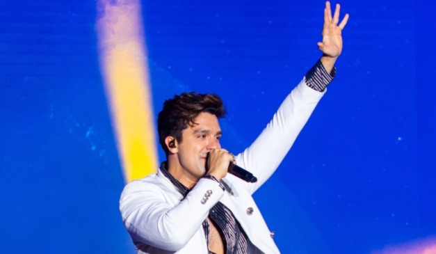 Luan Santana de mãos para cima