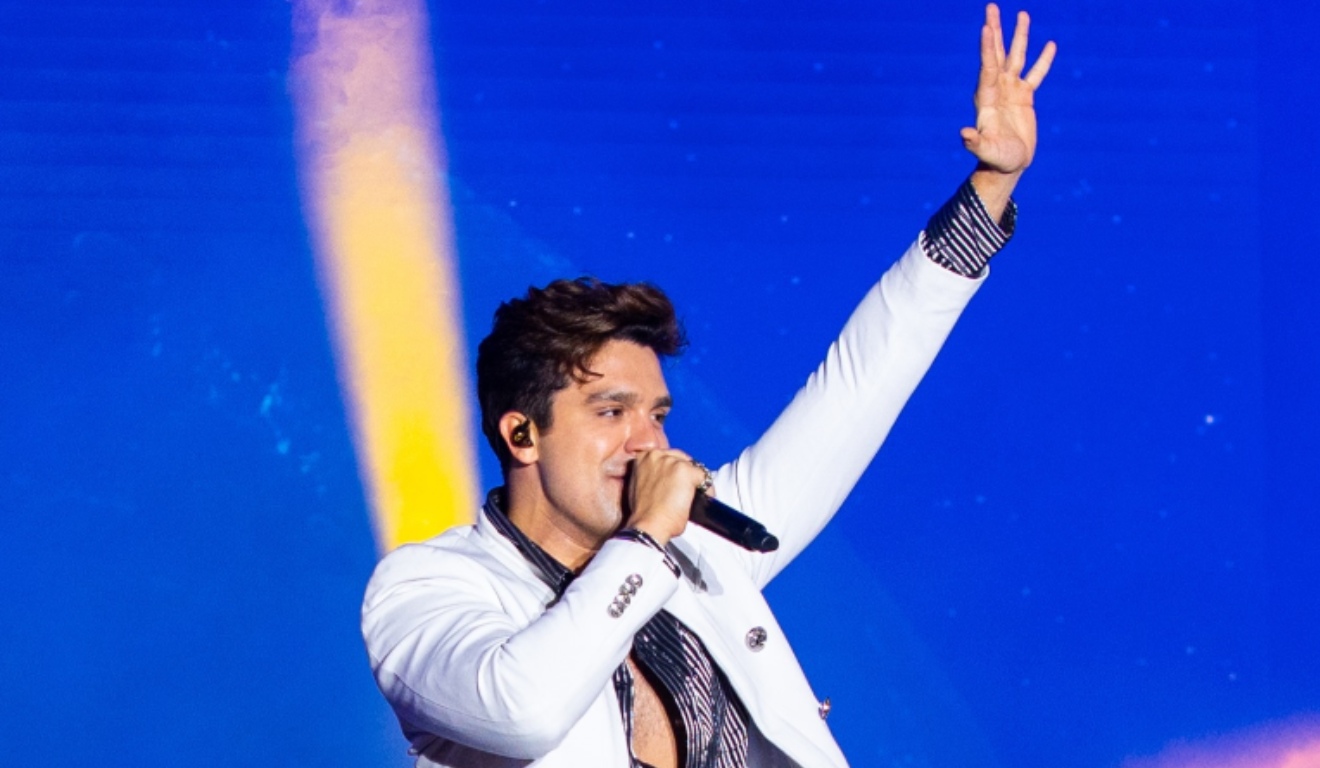 Luan Santana de mãos para cima