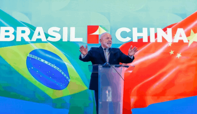 Presidente Lula no pulpito em frente a uma tela com as bandeiras do Brasil e da China