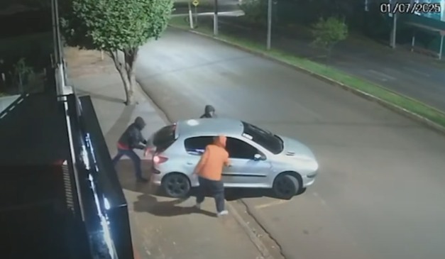 carro utilizado com os suspeitos em volta