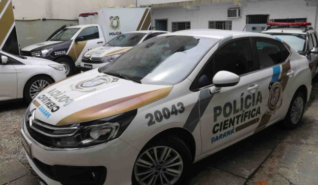 Carro da Polícia Científica para ilustrar que a coorporação foi no local em que a mãe encontrou o bebê morto