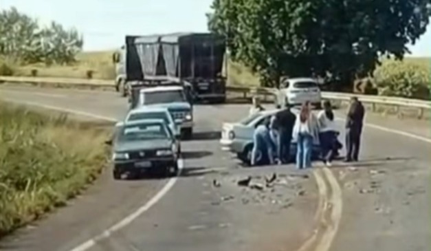 Mãe e filha estavam no Classic que bateu contra o caminhão