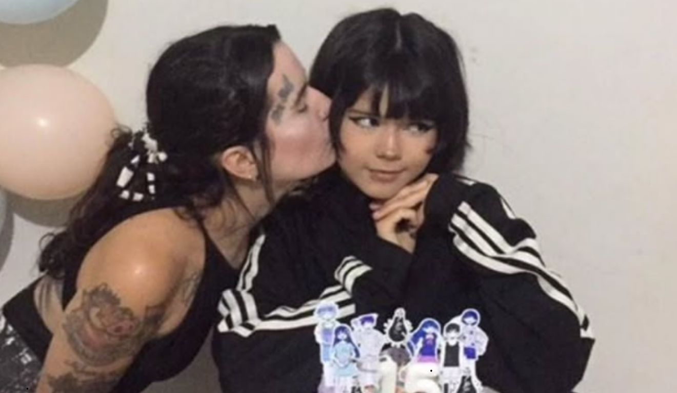 Nicolly Pógere ao lado da mãe