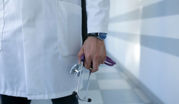 médico segurando estetoscópio
