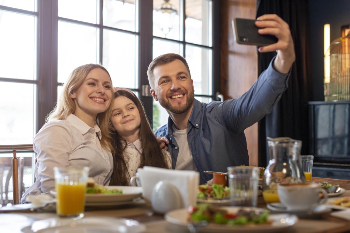 Família em restaurante. 