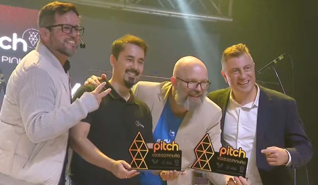 Imagem do CEO da Mell.ro recebendo o troféu ao lado de outros homens.