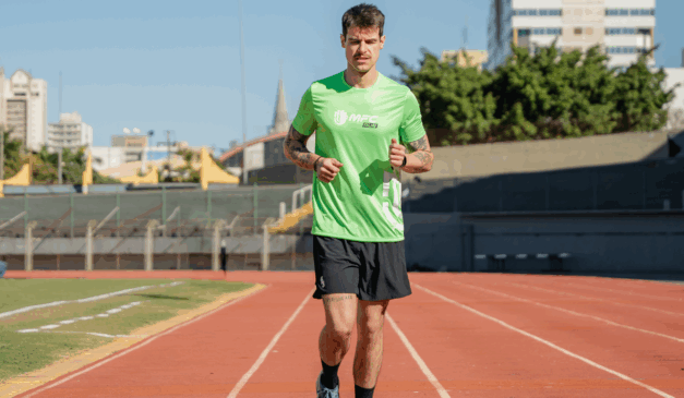 atleta correndo na pista de atletismo no Estádio Willie Davids