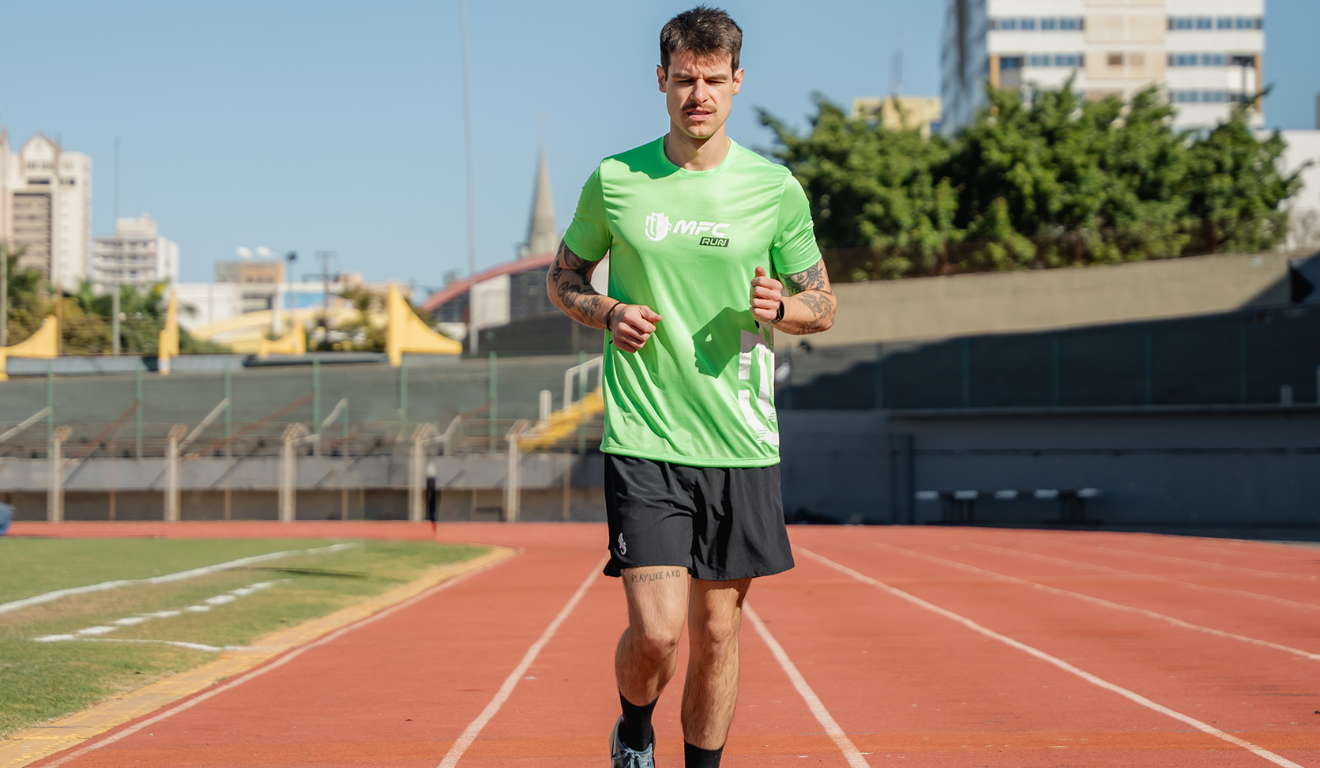 atleta correndo na pista de atletismo no Estádio Willie Davids