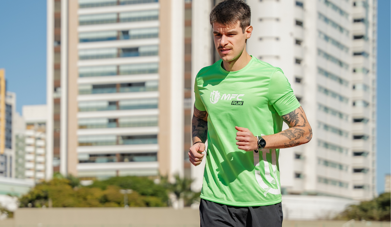 atleta correndo na pista de atletismo no Estádio Willie Davids