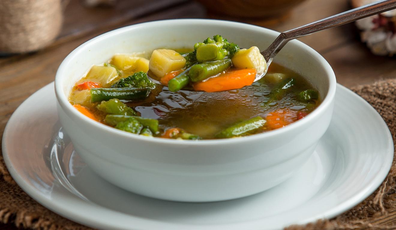 Caldo de legumes. 
