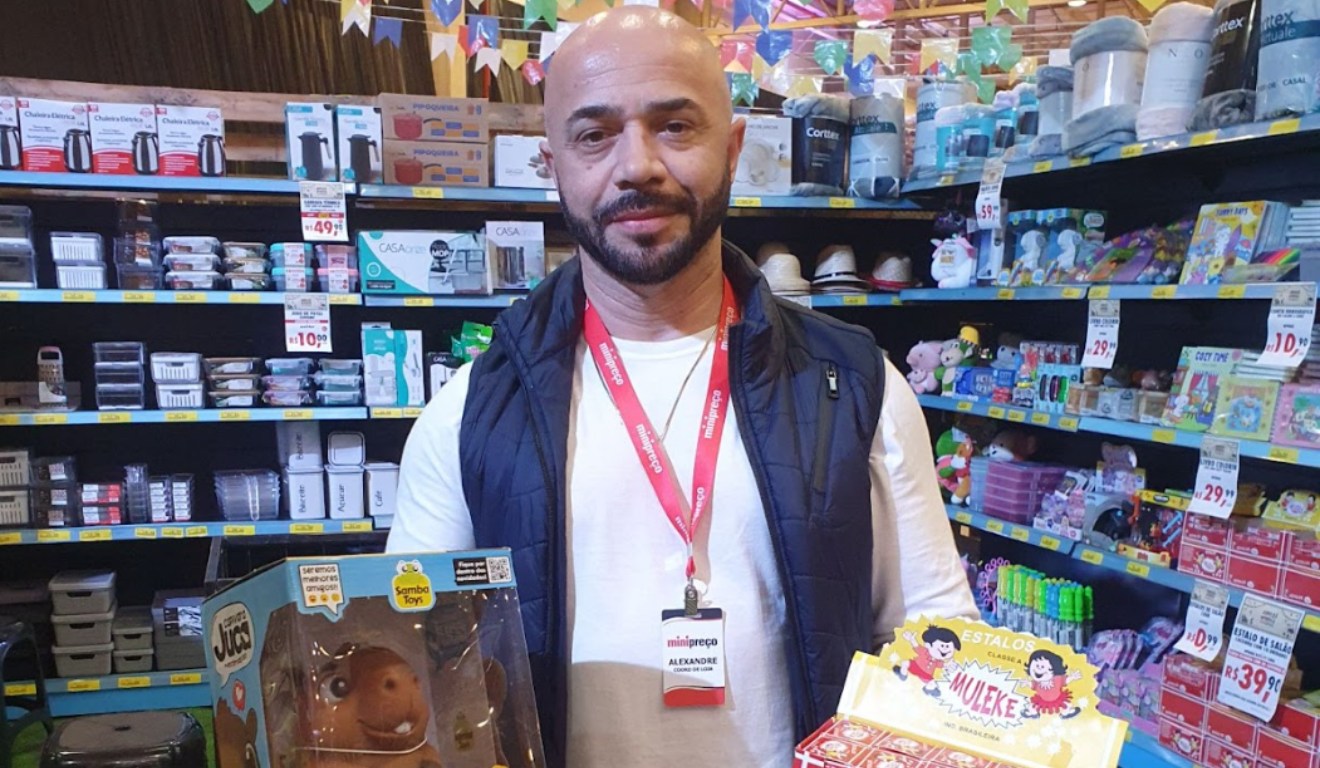 Alexandre Thomas Velho na frente de loja minipreço 