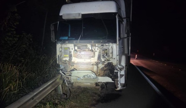 Caminhão ficou com a parte dianteira danificada após acidente na BR-376