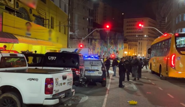 Centro de Curitiba com diversas viaturas após tiroteio